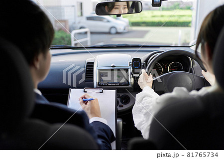車の運転の教習を受ける女性 車の運転の教習を受ける女性 81765734