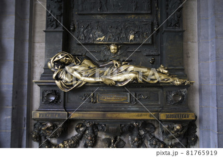 Porte bonheur, monument to Everard 't Serclaes, Brussells, Belgium.  81765919