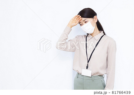 体調不良の30代ビジネスウーマン 81766439