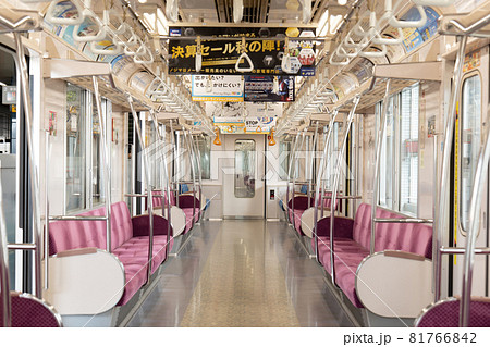 誰もいない通勤電車の車内 81766842