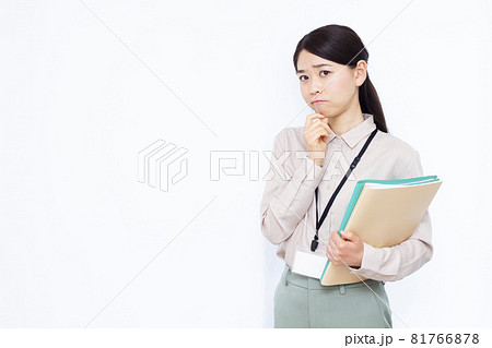 真剣に悩んでいる30代のビジネスウーマン 真剣に悩んでいる30代のビジネスウーマン 81766878