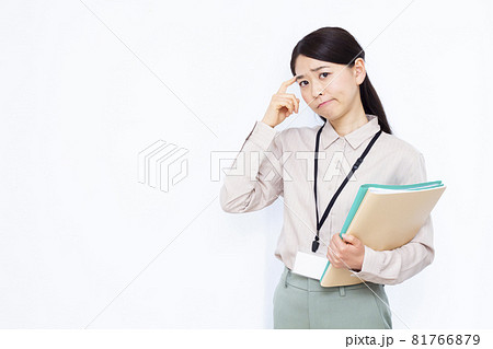 真剣に悩んでいる30代のビジネスウーマン 81766879
