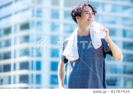男性がジムで水分補給をしているシーン 男性がジムで水分補給をしているシーン 81767410