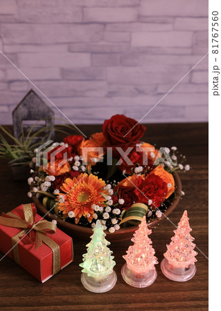 クリスマスのアレンジフラワー 81767560