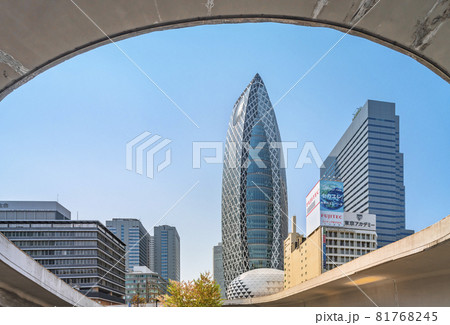 [東京・新宿] 新宿西口の曲線を描く天井とモード学園コクーンタワー。 81768245