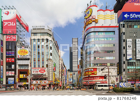 [東京・新宿] 歌舞伎町のセントラルロードの交差点で待つ歩行者の広角撮影。 81768246