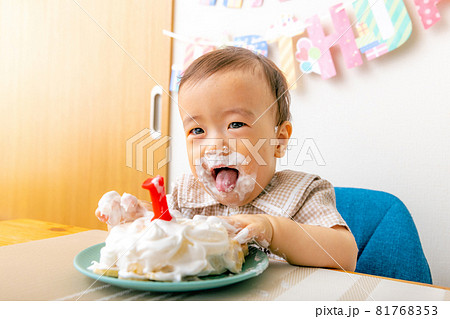 赤ちゃんの一才の誕生日　ケーキ 81768353
