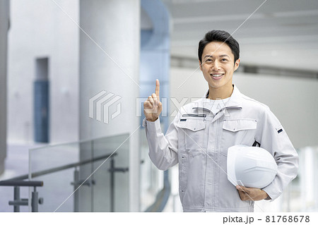作業服姿の男性 カメラ目線 笑顔のポートレート 作業服姿の男性 カメラ目線 笑顔のポートレート 81768678
