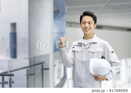 作業服姿の男性 カメラ目線 笑顔のポートレート 作業服姿の男性 カメラ目線 笑顔のポートレート 81768680