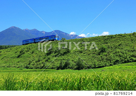八ヶ岳と小海線HighRail1375 81769214