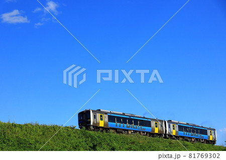 小海線キハE200と八ヶ岳ブルーの青空 小海線キハE200と八ヶ岳ブルーの青空 81769302