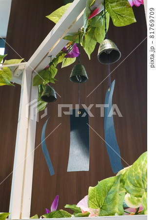 朝顔と風鈴の飾り 81769709