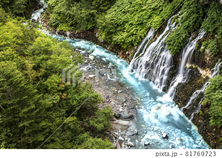 北海道　美瑛にあるコバルトブルーの川に落ちる滝 81769723