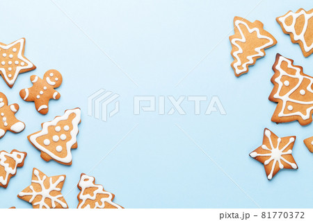 Christmas card with gingerbread cookies Christmas card with gingerbread cookies 81770372