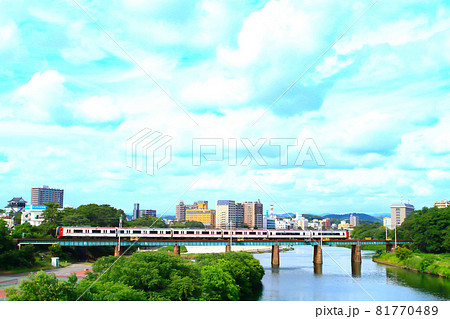 岡崎市の町並みと名鉄電車の風景 岡崎市の町並みと名鉄電車の風景 81770489