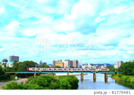 岡崎市の町並みと名鉄電車の風景 岡崎市の町並みと名鉄電車の風景 81770491