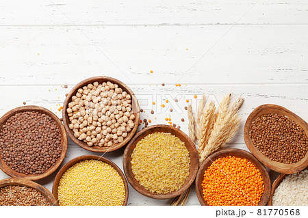 Gluten free cereals. Rice, buckwheat, corn groats, quinoa and millet 81770568