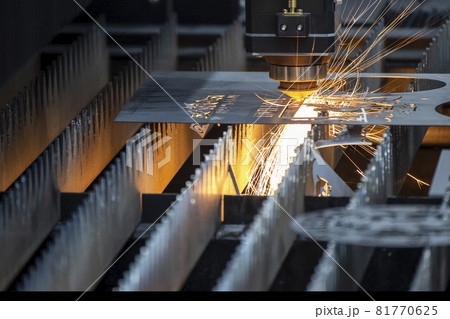 The fiber laser cutting machine cutting machine cut the metal plate. The fiber laser cutting machine cutting machine cut the metal plate. 81770625