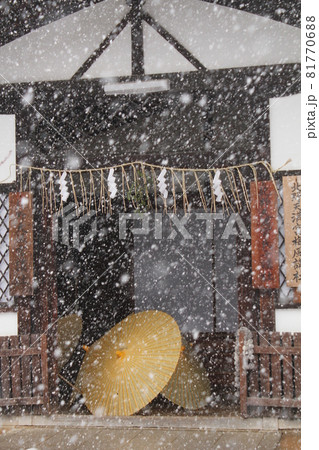 雪降る北野天満宮を撮影 81770688