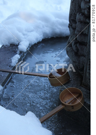 京都の雪、柄杓が凍ります 京都の雪、柄杓が凍ります 81770918