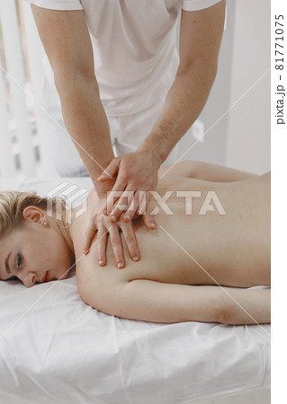Man doctor do massage to female body 81771075