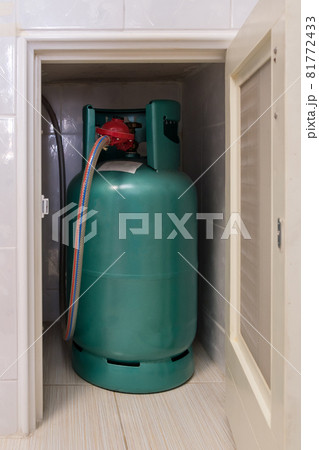 The LPG gas tank for cooking is stored in the small storage compartment. The LPG gas tank for cooking is stored in the small storage compartment. 81772433