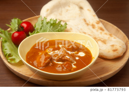 バターチキンカレーとナン 81773793
