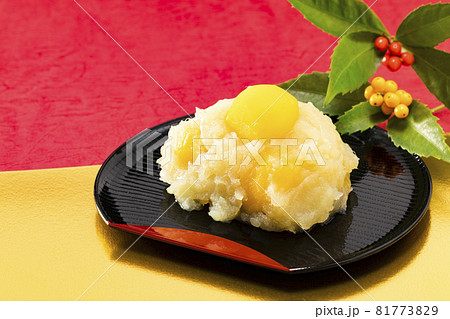 金と赤背景の栗きんとん 81773829