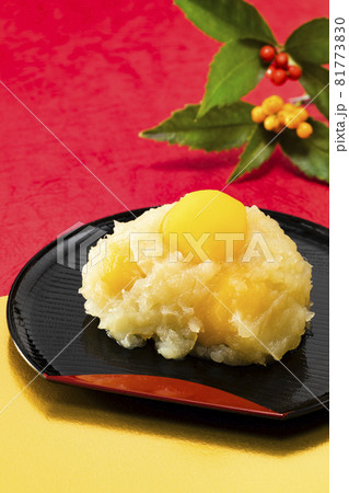 金と赤背景の栗きんとん 81773830