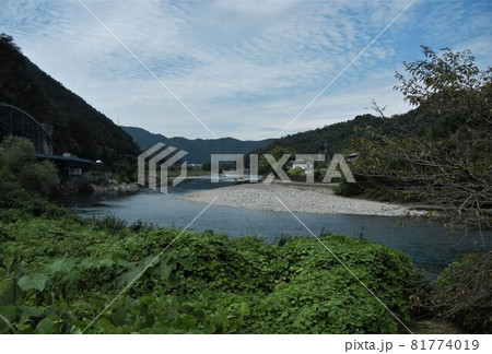 日本の川のある田舎の風景:美濃市を流れる清流長良川 日本の川のある田舎の風景:美濃市を流れる清流長良川 81774019