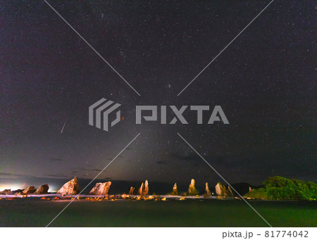 橋杭岩の夜景（和歌山県東牟婁郡串本町）の写真素材 [81774042] - PIXTA