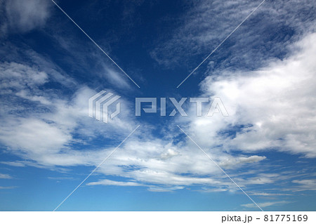 青空に浮かぶ白い雲。自然,環境,サステナブルのイメージ 81775169