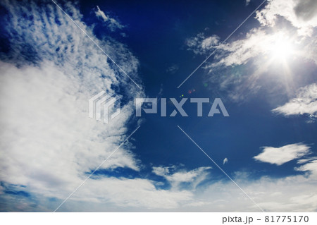 青空に浮かぶ白い雲。自然,環境,サステナブルのイメージ 81775170