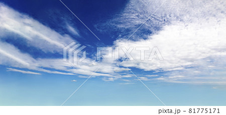 青空に浮かぶ白い雲。自然,環境,サステナブルのイメージ 81775171
