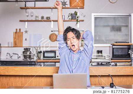 テレワーク(リモート)疲れの若い男性 テレワーク(リモート)疲れの若い男性 81775276