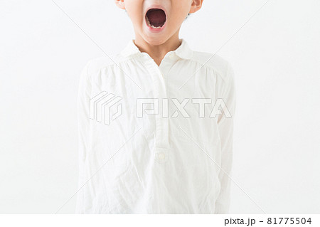 叫ぶ子供　白バック 81775504