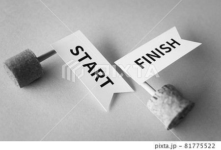 倒れたSTARTとFINISHの旗　スタートとフィニッシュ　断念 81775522