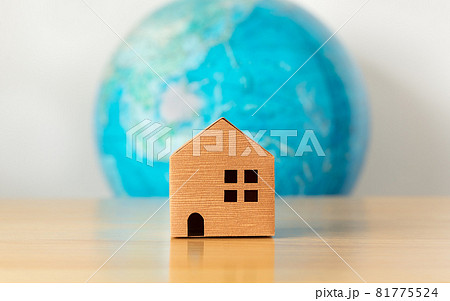 地球儀と家 海外不動産 海外移住 海外不動産投資 地球儀と家 海外不動産 海外移住 海外不動産投資 81775524