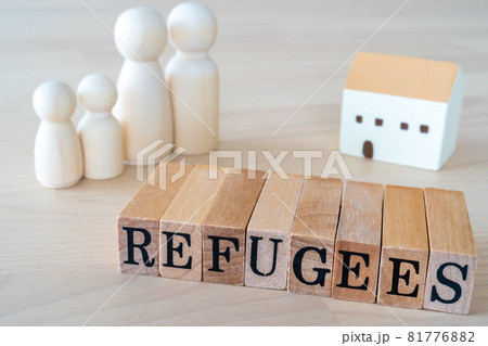 難民｜「REFUGEES」と書かれた木のスタンプと人形、家のおもちゃ 81776882
