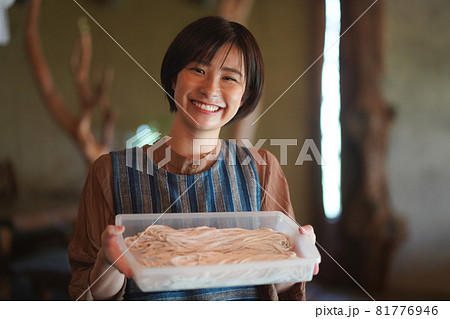 手打ちしたそばを持つ女性 81776946