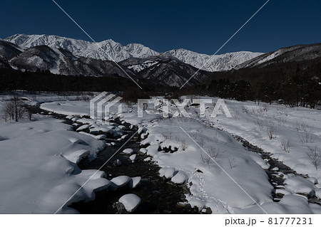 ウィンタースポーツを楽しむ夜 81777231