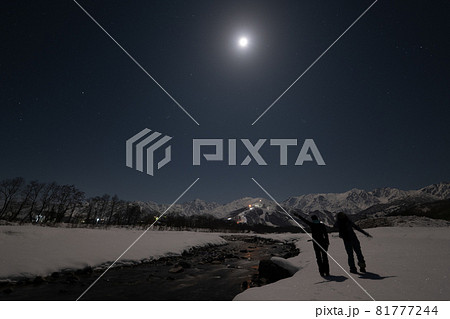 満月に照らされる 81777244