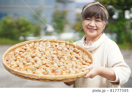 梅干しを持つ女性 81777395