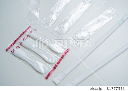 プラスチック製使い捨てスプーンとストロー 81777551