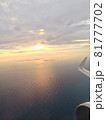 夕陽を背景に大空を羽ばたく飛行機の上空画像 81777702