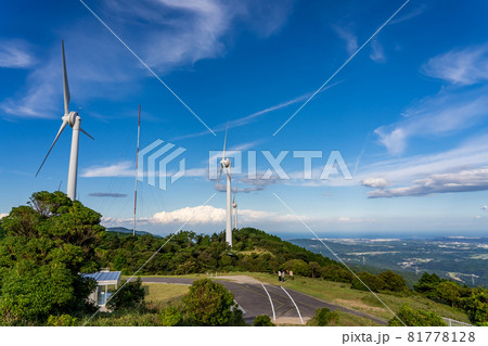 三重県津市 青山高原山頂にある風力発電施設 三重県津市 青山高原山頂にある風力発電施設 81778128