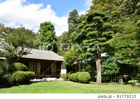 神奈川県立大磯城山公園　旧三井別邸地区の茶室「城山庵」と日本庭園と青空 81778215