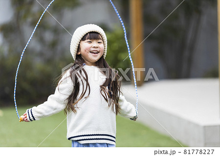 縄跳びをする子供 81778227