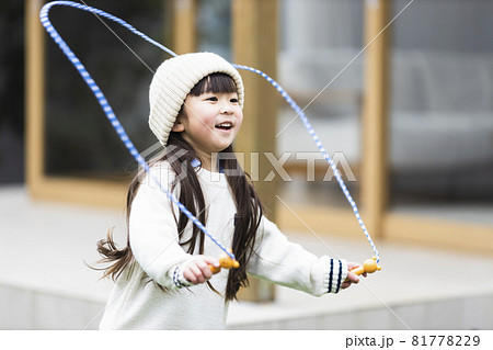 縄跳びをする子供 81778229