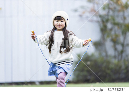 縄跳びをする子供 81778234